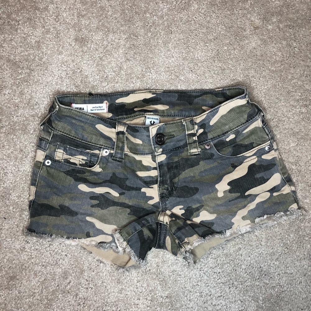 Camo Low Rise shorts